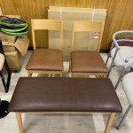 ビンテージレザーであえてベンチ椅子と濃淡を付けました。 椅子の張替え
